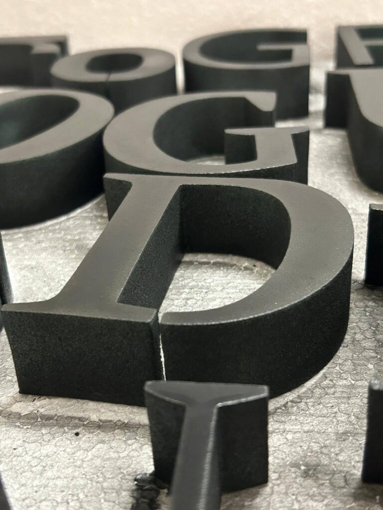Litere polistiren extrudat vopsite