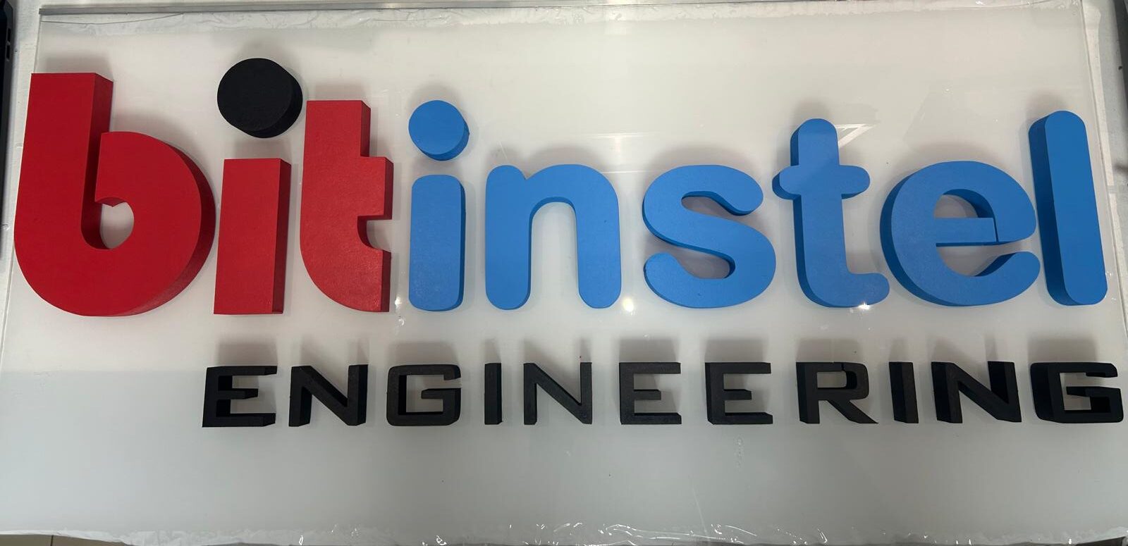 Reclama din litere polistiren aplicate pe plexiglas